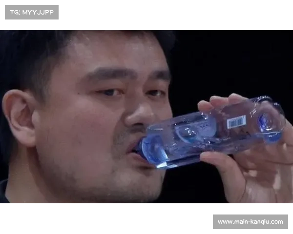 姚明现身中国赛与独行侠老板畅聊笑称无官一身轻展现从容风度